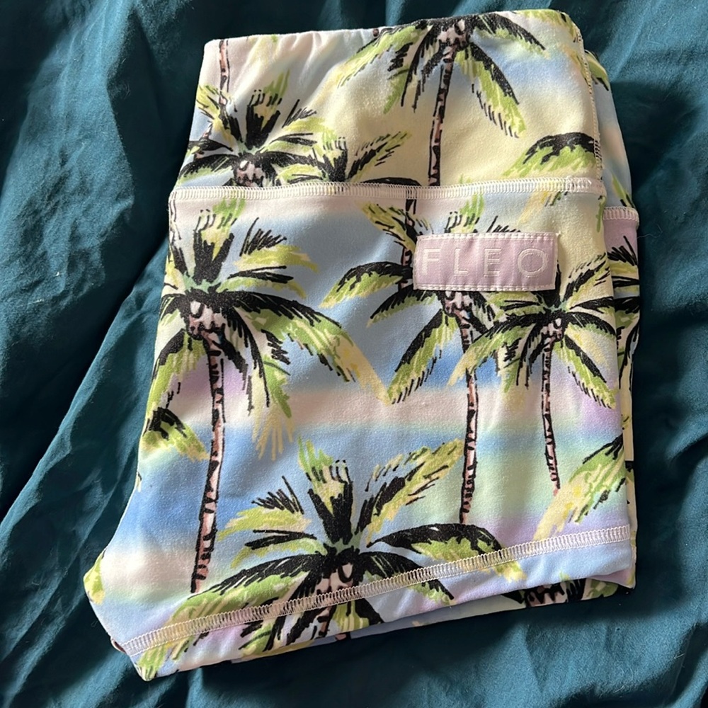 M FLEO Palm Trees Athletic Shorts Original 2.5”